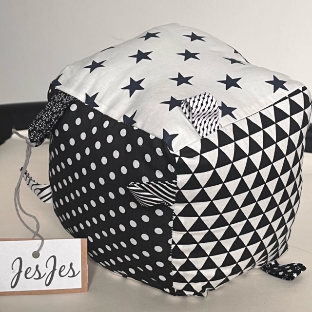 Baby's first kubus zwart-wit '4'